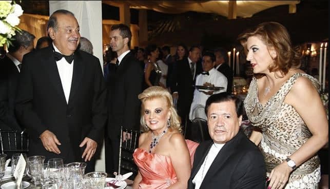 Norberto Rivera en una cena en compañía del empresario Carlos Slim; al fondo y de pie, Fernando Peyro.