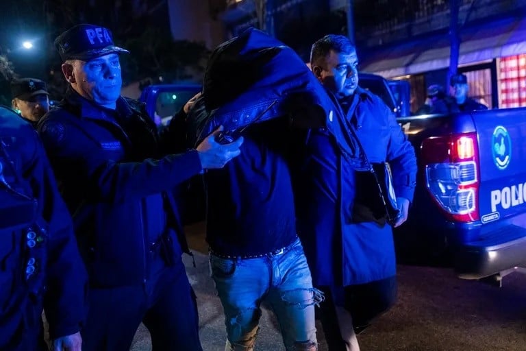 Momento en el que las autoridades trasladan al atacante de Cristina Fernandez. Foto: La Nación