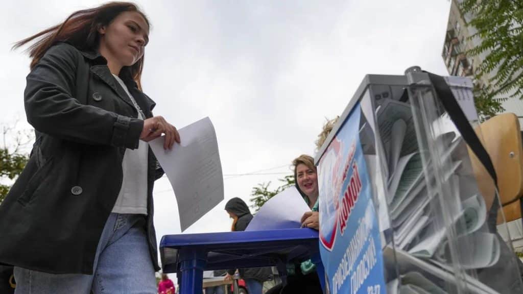 Ciudadanos depositan papeletas de votación en Mariúpol, Donetsk, el 26 de septiembre de 2022