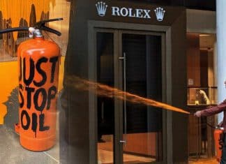 Activistas climáticos bañan de pintura una tienda de Rolex en Londres