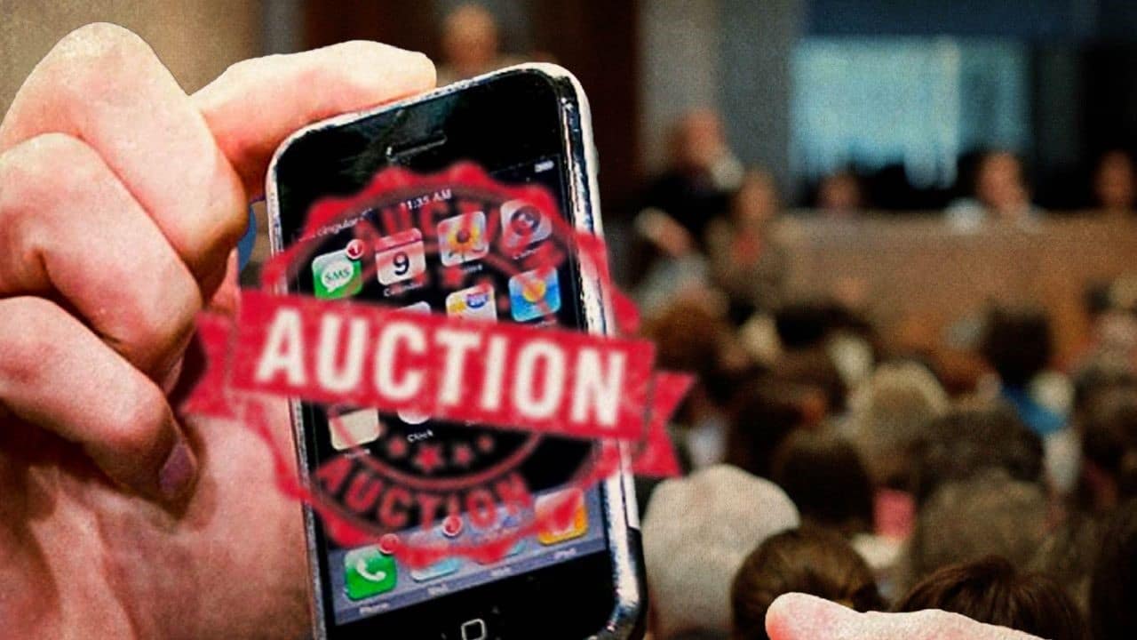 2007 iPhone 1 is sold for over $40,000 at an auction