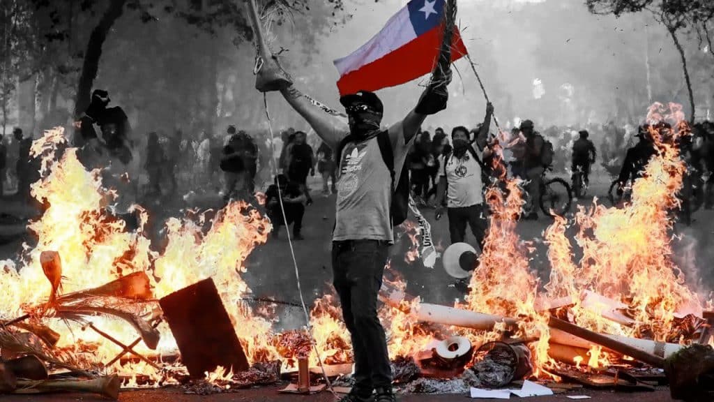 El Ministerio del Interior de Chile ha desplegado 25 mil carabineros, en jornada del aniversario del estadillo social.