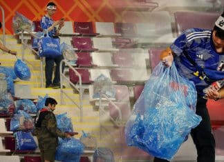 El asombroso acto de los aficionados de Japón limpiando los estadios en Qatar