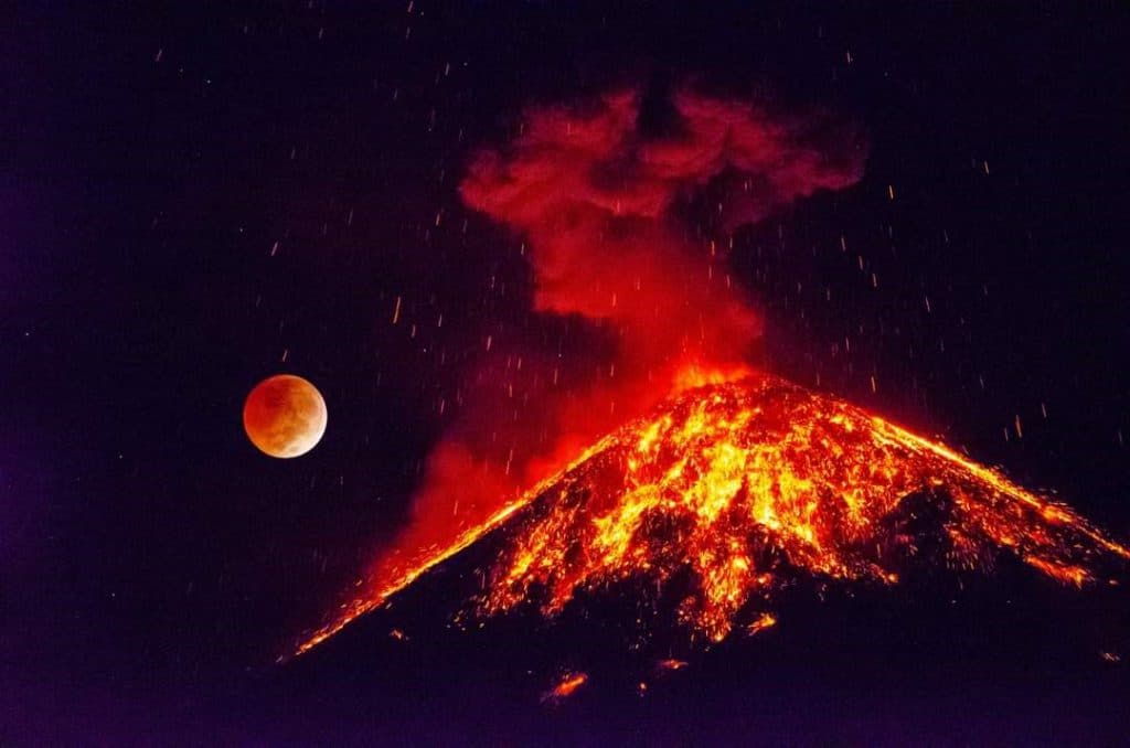 ¡Impresionante! El Volcán de Fuego, al sur de Guatemala, le sirvió de marco natural a la Luna de Sangre: Foto: InguatPrensa