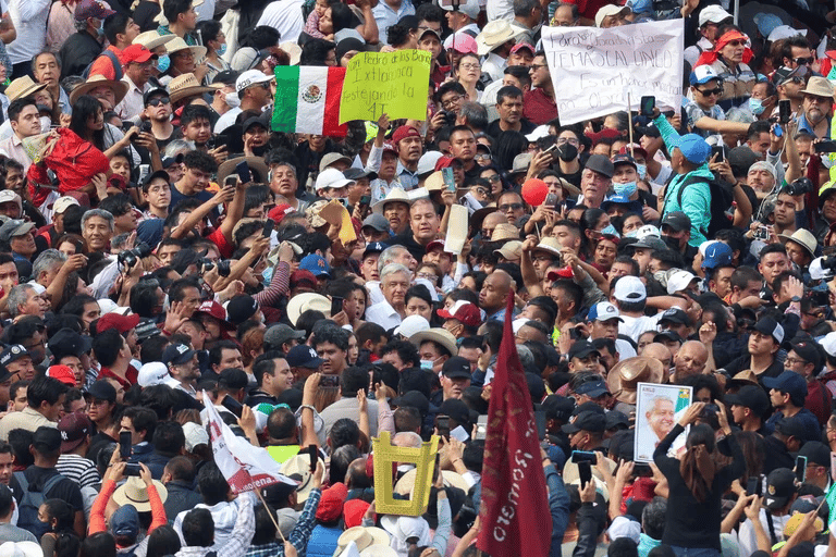 AMLO en medio de la multitud de la denominada “Marcha del Pueblo”. Foto: Reuters.
