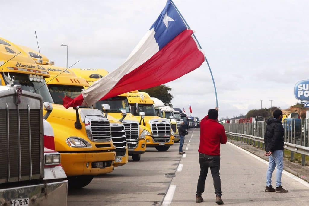 Una fila de camioneros bloquea una de las carreteras de acceso en Chile, en huelga por alzas de precios de combustibles. Foto: Leonardo Rubilar