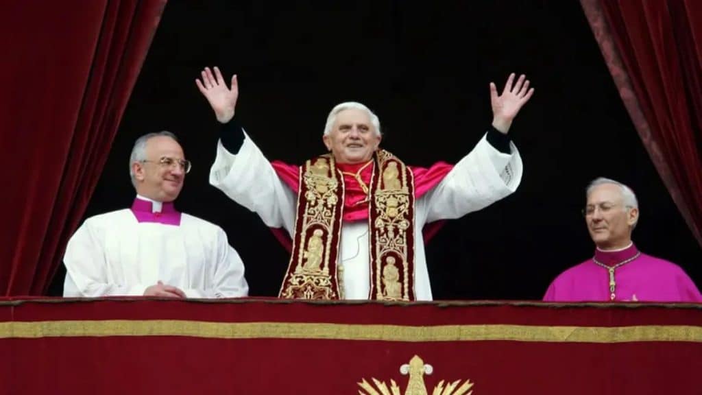 Joseph Ratzinger fue electo Papa en abril de 2005 tras la muerte de Juan Pablo II. Foto: Prensa Libre