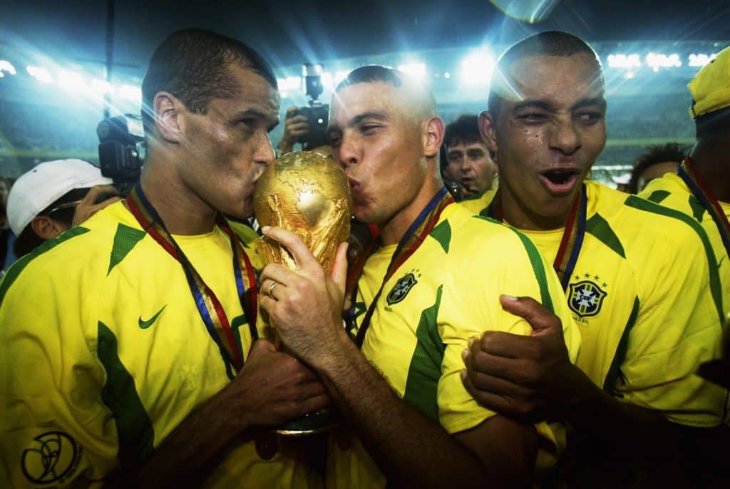 Ronaldo Nazario y Rivaldo sostienen la Copa del Mundo, tras ganar el campeonato en 2002. Foto: FIFA.