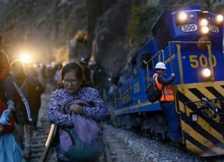 Evacúan turistas en Perú ante crisis política