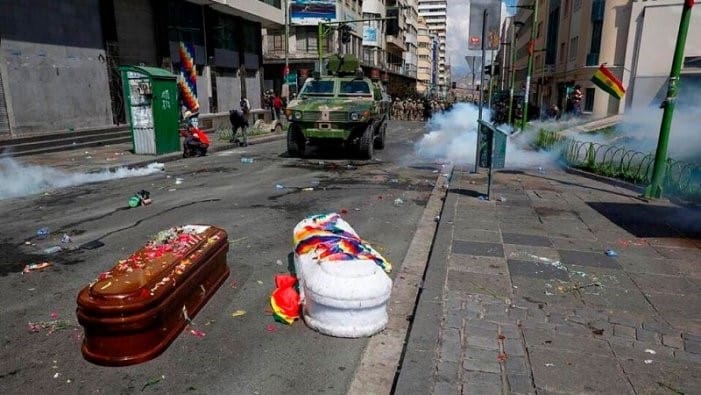 Ataúdes de manifestantes muertos yacen en la calle después de que simpatizantes del expresidente Evo Morales fueran reprimidos por el ejército, en 2019. Foto: Agencia Boliviana de Información