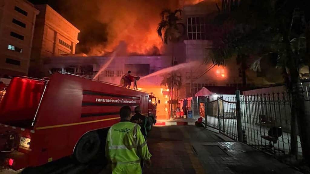 Bomberos y rescatistas camboyanos y tailandeses participaron juntos para poder sofocar las llamas del incendio. FOTO: CNN