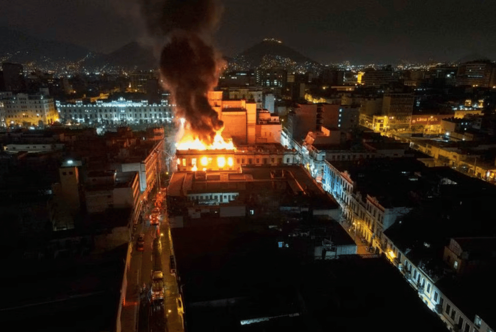 Las manifestaciones en Perú, registraron el incendio de un edificio histórico, ubicado en el centro de Lima. Foto: AP