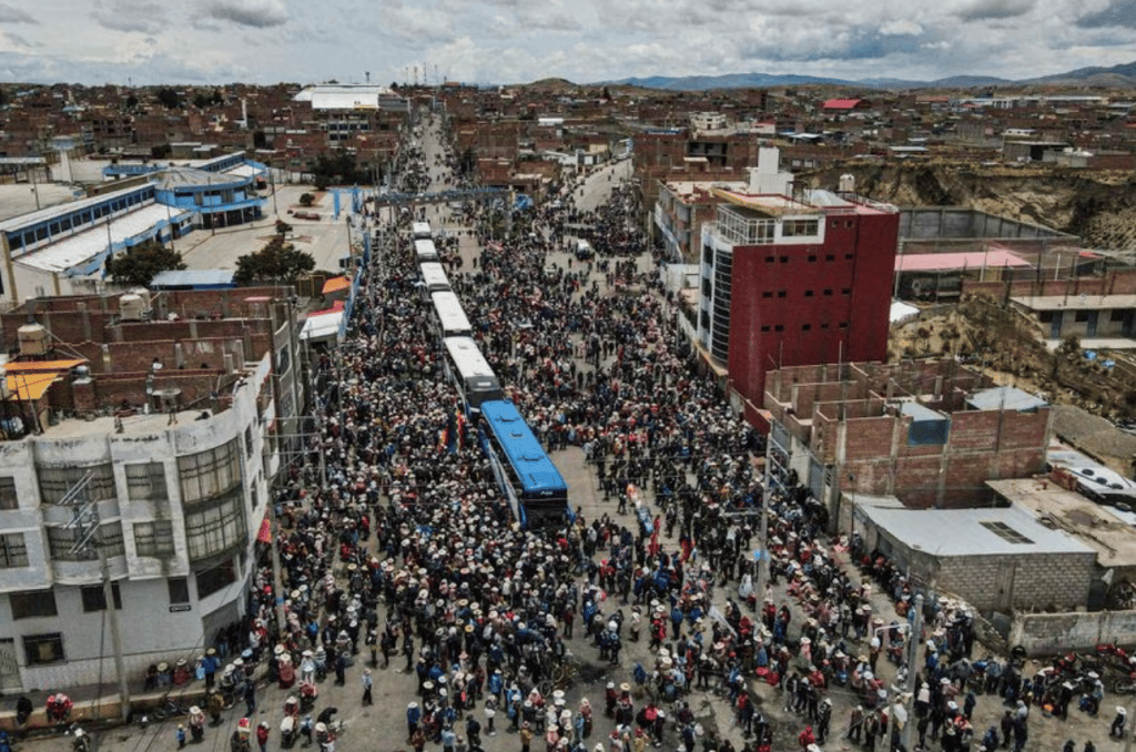 En la masiva manifestación de Perú, las comunidades indígenas pidieron la renuncia de la presidenta designada, Dina Boluarte.
