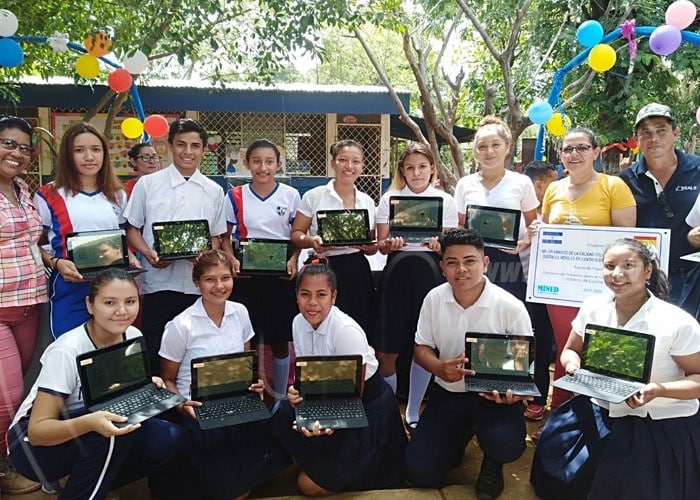 El Gobierno Sandinista ha dotado a los colegios de maletas digitales, tablets y datashow. Foto: MINED