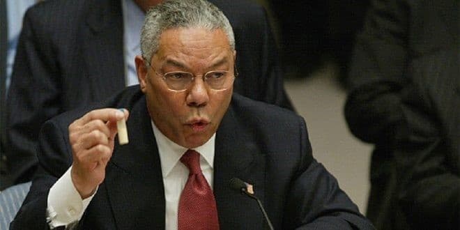 El secretario de Estado de EEUU, Colin Powell, presentando falsas pruebas de armas de destrucción masiva. Foto: SANA