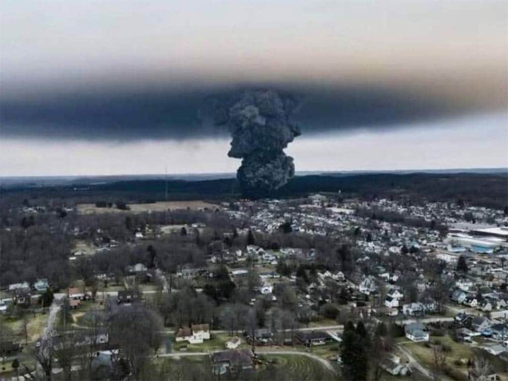 La intensidad de la explosión de los vagones que contenían sustancias tóxicas y químicas, generó una enorme nube que podría resultar peligrosa.