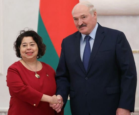 La diplomática nicaragüense, Alba Azucena Torres Mejía y el Presidente de Belarús, Alexander Lukashenko. FOTO: El 19 Digital