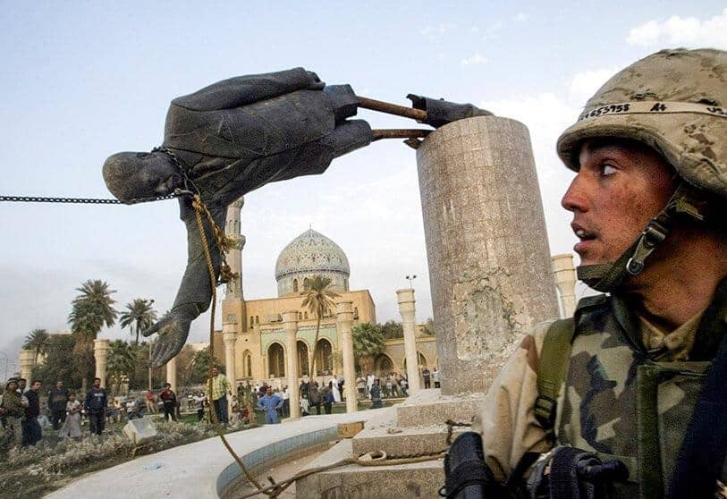 Soldados norteamericanos, desploman la estatua de Saddam Hussein. Foto: El País