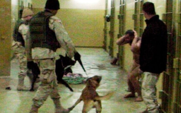 Los soldados estadounidenses, aplicaban la técnica canina como método de tortura a los reos.