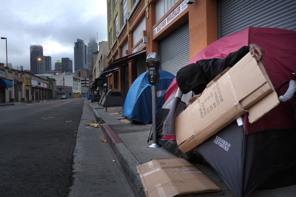 Esta es una de las calles de Skid Row, donde los sin techos instalan carpas y cartones, donde duermen. Foto: AP