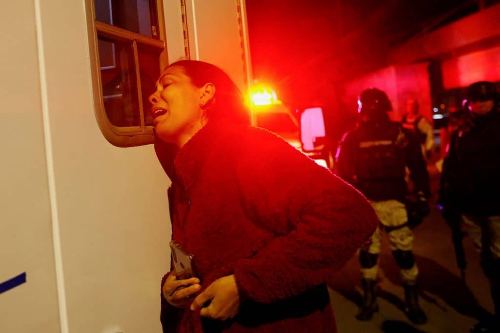 Familias de las víctimas al conocer sobre la tragedia en un albergue migratorio, en Ciudad Juárez. Foto: Reuters