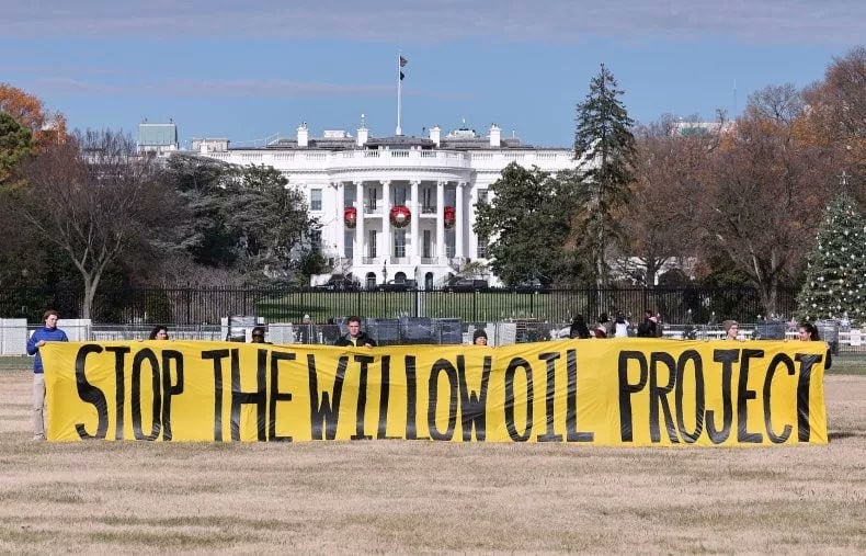 Activistas climáticos piden a Biden que se detenga el proyecto Willow. Foto: Krasnov  
