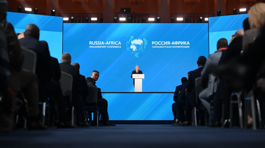 El presidente de Rusia, Vladímir Putin, durante su discurso en la Conferencia Parlamentaria Internacional Rusia-África. Foto: Duma Estatal