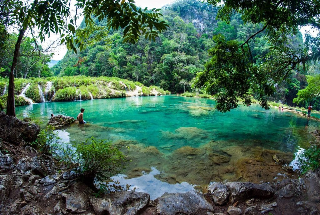 Lagunas turquesas en medio de la selva es lo que ofrece Semuc Champey en Guatemala. Foto: PINTEREST