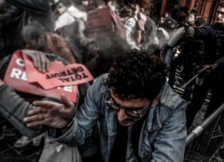 Policía de Francia lanza gases lacrimógenos a activistas medioambientales