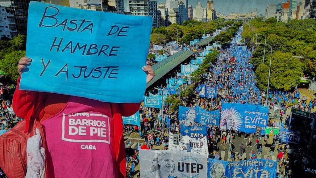 Ciudadanos de Argentina se desbordaron en las calles de Buenos Aires, para pedir la revocación de un injusto acuerdo con el FMI.