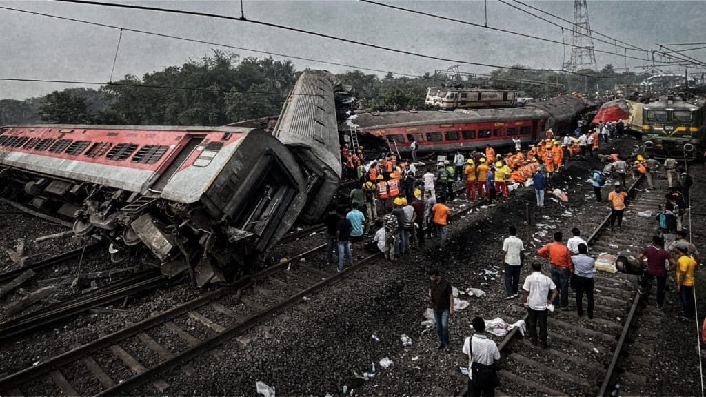 Un accidente de trenes dejó más de 280 muertos y 900 personas gravemente heridas en la India.