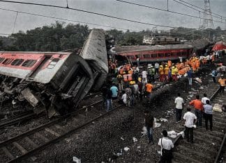 Triple colisión de trenes en la India deja más de 280 muertos y 900 heridos