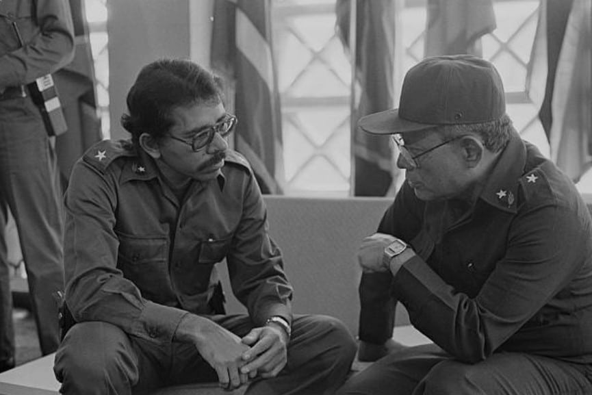 El comandante Daniel Ortega, conversando con el escritor, poeta y guerrillero sandinista, Cmdt. Tomás Borge Martínez.