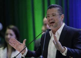 Presidente de Costa Rica tilda de esbirros a universitarios