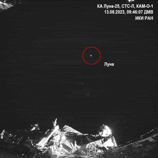 En las fotos se observan elementos de la sonda Luna-25, con la Tierra y la Luna al fondo.