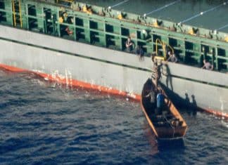 Evacúan a migrantes detenidos en cárcel flotante de Reino Unido, ante bacteria legionella