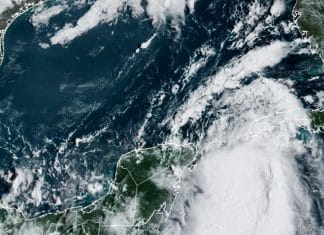 Idalia se convierte en huracán y amenaza en su trayectoria