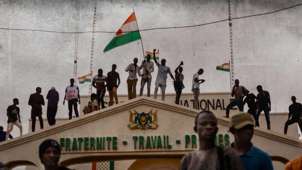 Asimismo, Níger reafirma su intención de atender los asuntos internos del país de manera independiente
