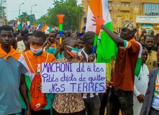 Nigerinos exigen retirada de soldados franceses de base militar en el país africano