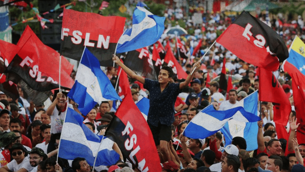 Miles celebraron el 44 aniversario del derrocamiento de la dictadura de Somoza en Managua el 19 de julio, ondeando tanto la bandera azul y blanca de Nicaragua como la roja y negra del FSLN.