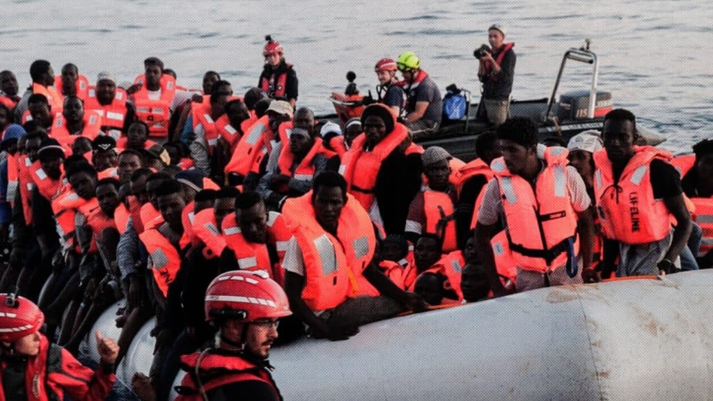 Ministra del Interior señala que están explorando diversas opciones contra los migrantes en Reino Unido.