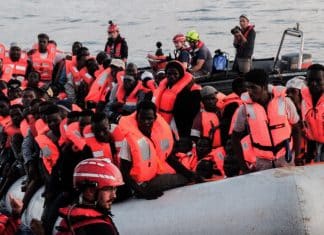 Reino Unido amenaza con utilizar grilletes electrónicos de reos contra indocumentados