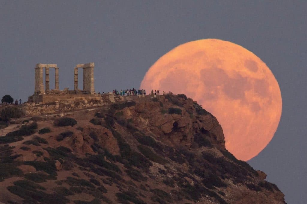 La superluna, tras el Templo de Poseidón, en Grecia, el día 30 de agosto.