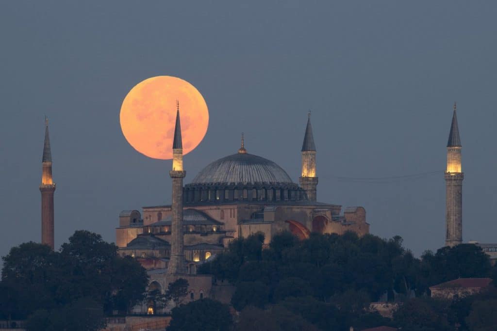 La superluna azul se eleva sobre la histórica Gran Mezquita de Santa Sofía en Estambul, Turquía