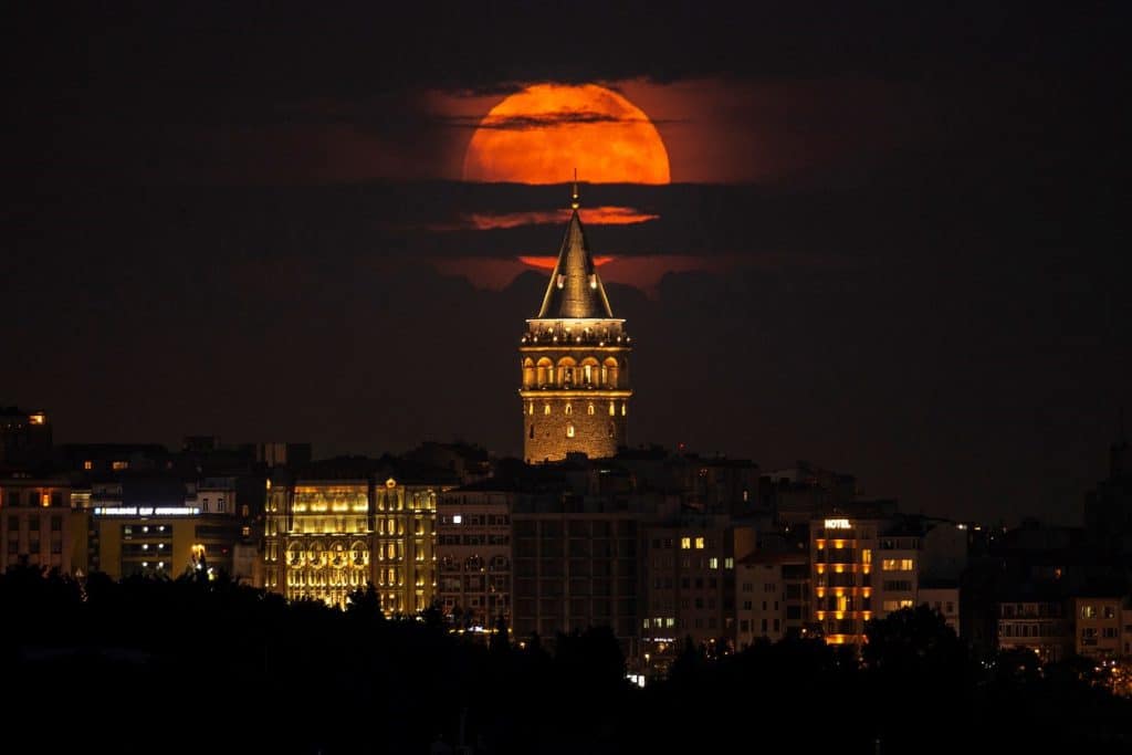 La superluna se eleva sobre la capital de Turquía, Estambul