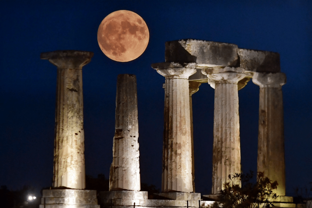 El resplandor de la superluna ilumina el firmamento sobre el histórico Templo de Apolo en Grecia.