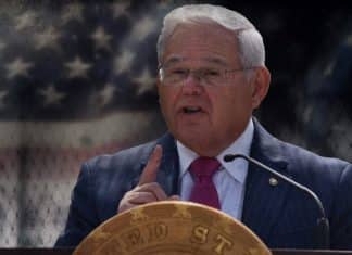 Acusan por corrupción a senador estadounidense promotor de sanciones contra Rusia