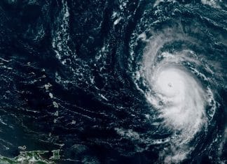 Lee se convierte en potente huracán Categoría 5