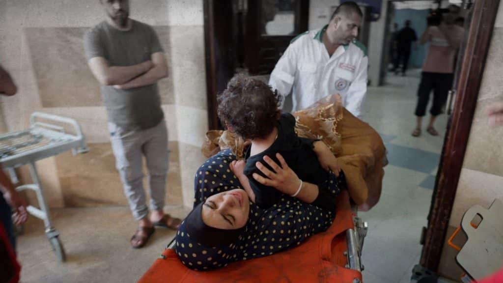 Bebés palestinos mueren por la falta de electricidad en los hospitales de Gaza.