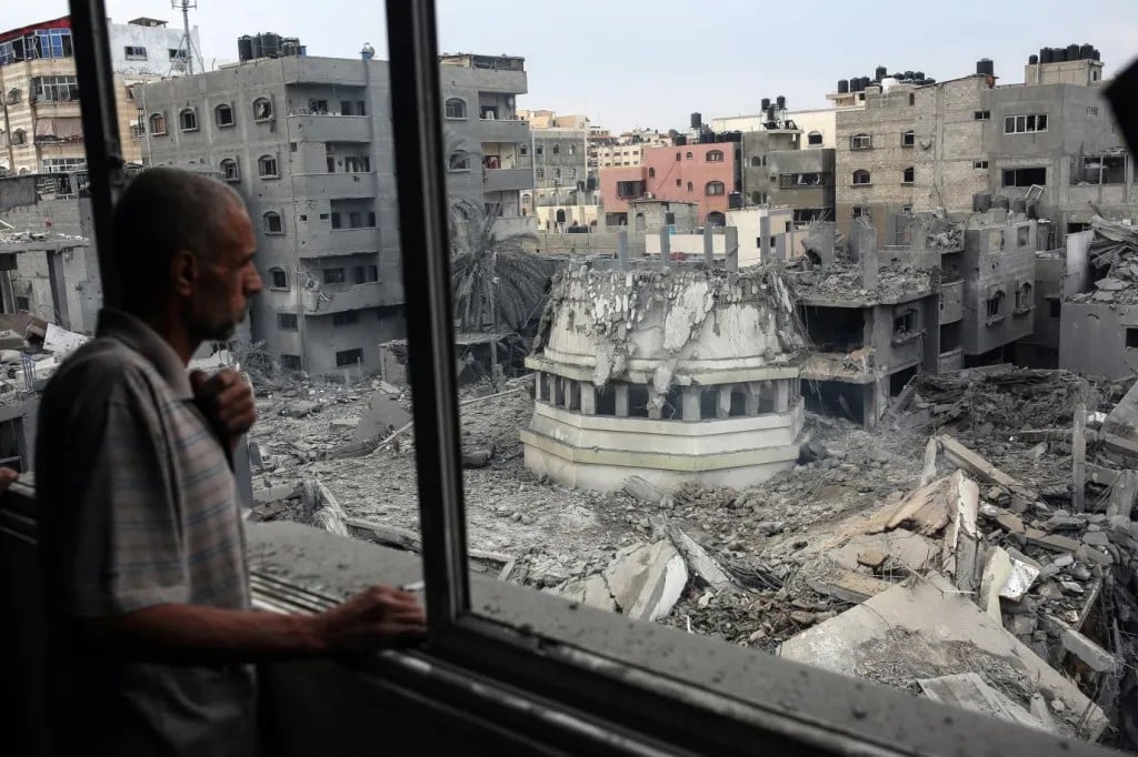 Los restos de la mezquita de Yassin en el campo de refugiados de Shati, en las afueras de la ciudad de Gaza. (Samar Abu Elouf)